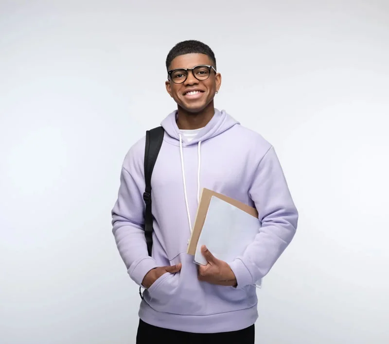 Aluno da Universidade UFABC em Santo Andre estudando na biblioteca Pensionato Flavia 2